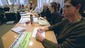Photo prise le 22 novembre 2001 à Paris lors de la conférence de rédaction du journal Charlie Hebdo. De droite à gauche: Charb, Luz, Gébé, Honoré, Tignous, Cavanna, Gérard Biard, Oncle Bernard, Philippe Val.