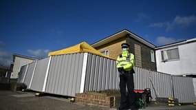 Un policier en faction devant la maison du suspect à Deal (Kent) le 13 mars 2021 dans l'affaire de la mort de Sarah Everard
