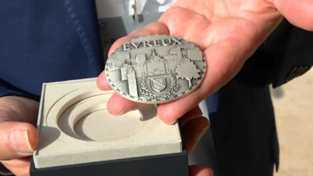 La médaille de la ville d'Evreux remise à Ousmane Dembélé, le 12 octobre 2025.