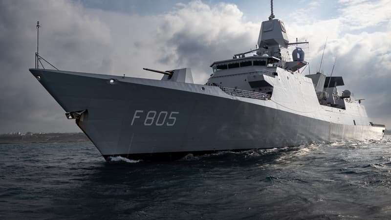 Un traceur bluetooth, une carte postale et deux timbres: comment un gadget à 5 euros a permis de suivre un navire de guerre qui escortait le porte-avions Charles de Gaulle en Méditerranée