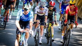 Tadej Pogacar (deuxième en partant de la gauche) lors de l'arrivée de la 11e étape du Tour de France à Toulouse, le 16 juillet 2025.