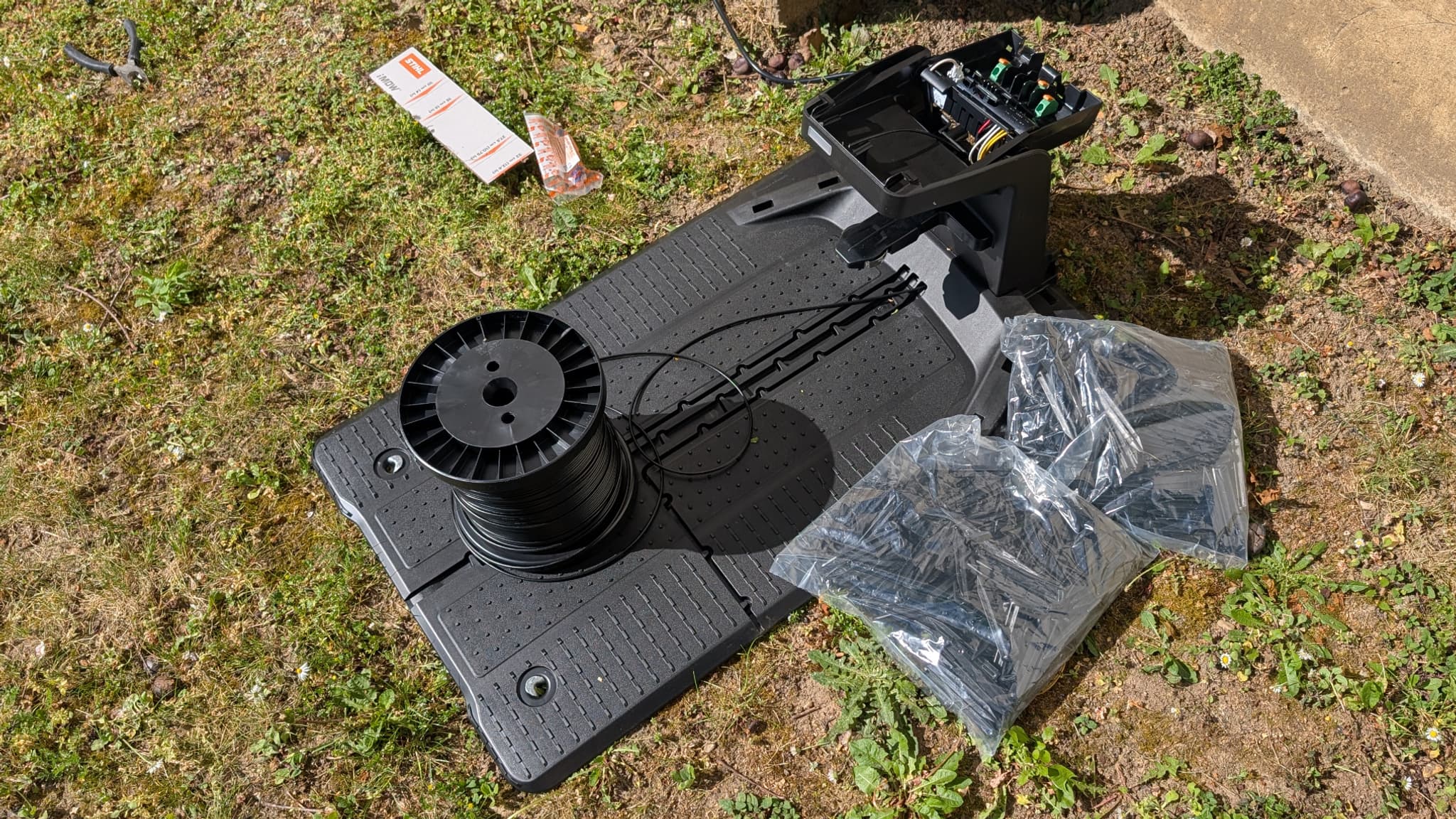 S’occuper de l’installation du fil périmétrique est l’une des premières étapes de l’installation. S’occuper de l’installation du fil périmétrique est l’une des premières étapes de l’installation.