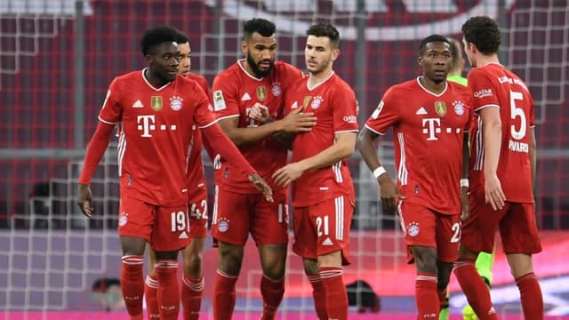 L'attaquant camerounais du Bayern Munich, Eric Maxim Choupo-Moting (13), félicité par ses coéquipiers après avoir ouvert le score face au Bayern 04 Leverkusen, lors de leur match de Bundesliga, le 20 avril 2021 à Munich