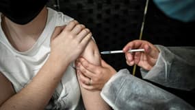 Une personne se fait vacciner contre le Covid-19 le 29 mai 2021 à l'Orangerie du château de Versailles