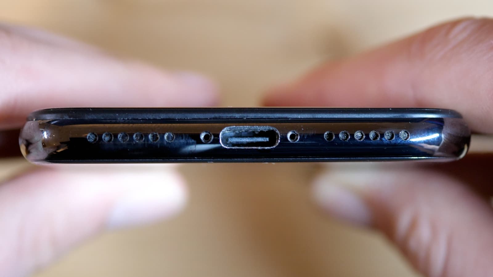 Le port USB-C de l'iPhone X modifié par Ken Pillonel Le port USB-C de l'iPhone X modifié par Ken Pillonel