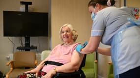 La résidente Barbara Ibberson reçoit une dose du vaccin AstraZeneca au foyer de soins Belong Wigan à Wigan, dans le nord-ouest de l'Angleterre, le 21 janvier 2021.