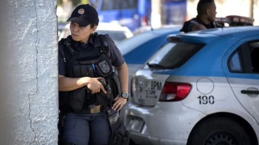 Une policière lors d'une opération dans une favela de Rio de Janeiro, au Brésil, le 17 juillet 2017