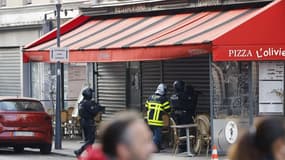 Les forces de police devant l'établissement "L'Olivier" à Issy-les-Moulineaux, où est retranché un homme avec des otages, ce samedi 16 novembre 2024.