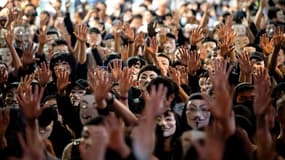 Des manifestants hongkongais portent un masque de Guy Fawkes, malgré l'interdiction de porter un masque pendant une manifestation, le 5 novembre 2019