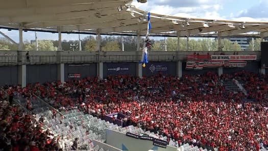 Le parachutiste accroché au toit du Stadium avant le match du Stade Toulousain en Champions Cup, 6 avril 2025 Le parachutiste accroché au toit du Stadium avant le match du Stade Toulousain en Champions Cup, 6 avril 2025