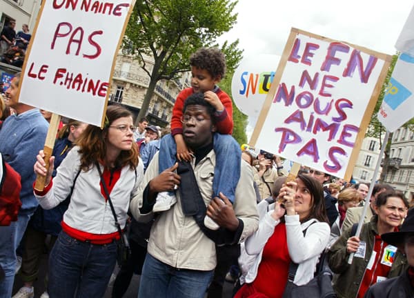 Des manifestants défilent à Paris, le 1er mai 2002.