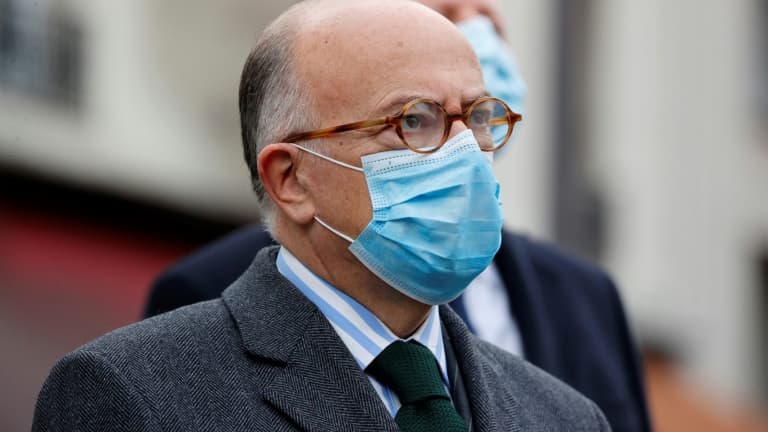 L'ex-Premier ministre Bernard Cazeneuve rend hommage, en novembre 2021 aux victimes des attentats du 13 novembre 2015, à Paris