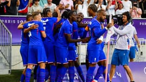 L'équipe de France de football, emmenée par son capitaine Alexandre Lacazette, lors de son quart de finale des JO de Paris 2024, 2 août 2024