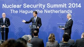 Le ministre des Affaires étrangères et le Premier ministre allemand, donnent une conférence de presse conjointe avec le maire de La Haye, avant l'ouverture du Sommet sur la sécurité nucléaire, le 23 mars.
