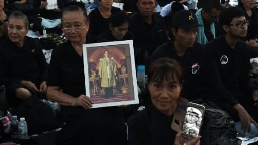 Des Thaïlandais assistent aux funérailles du roi défunt Bhumibol Adulyadej, le 26 octobre 2017 à Bangkok