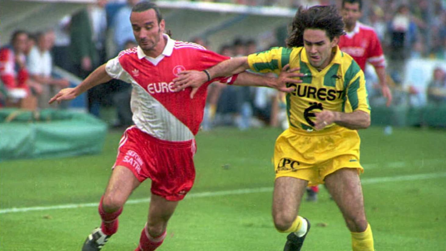 Reynald Pedros face à Eric Di Meco lors de Nantes-Monaco le 5 mai 1995