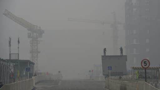 Epaisse couche de brouillard provenant de la pollution à Pékin, le 22 décembre 2015