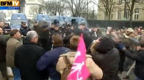 Des incidents entre CRS et militants ont éclaté place de l'Etoile à Paris, en marge de la Manif pour tous, le 24 mars 2013