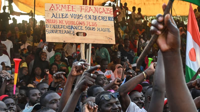 Manifestation devant le Niger et la base aérienne française pour exiger le départ de l'armée française du Niger, à Niamey le 16 septembre 2023.