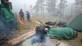 Des migrants campent à la frontière entre la Pologne et le Bélarus, dans la région de Grodno, le 11 novembre 2021