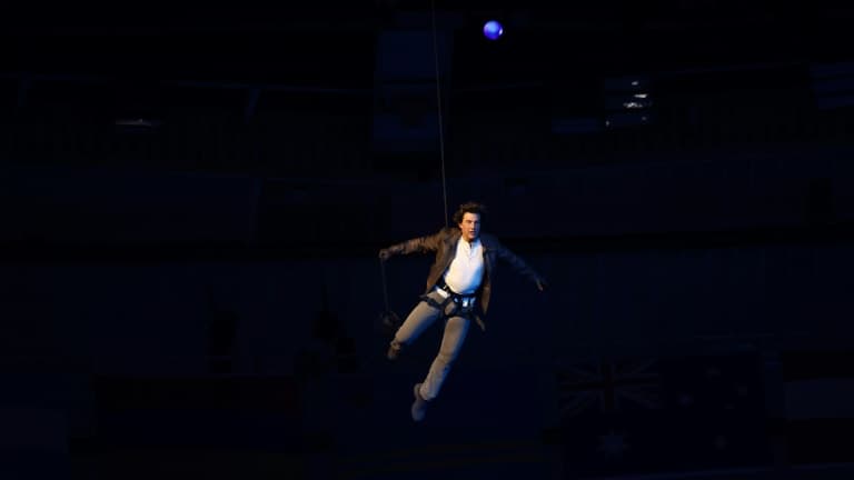 L'acteur américain Tom Cruise descend en rappel depuis le toit du Stade de France lors de la cérémonie de clôture des Jeux olympiques, le 11 août 2024 L'acteur américain Tom Cruise descend en rappel depuis le toit du Stade de France lors de la cérémonie de clôture des Jeux olympiques, le 11 août 2024