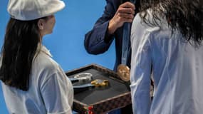 Une athlète sur le point de recevoir sa médaille lors des Jeux olympiques de Paris, août 2024