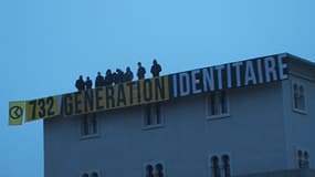 Les jeunes membres de Génération Identitaire au sommet de la mosquée en chantier, samedi, à Poitiers.