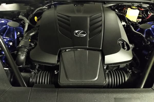 Lexus a placé dans ce cabriolet V8 32 soupapes de 464 chevaux, sans turbo ni aucune aide électrique.