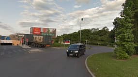 Le rond-point à proximité du centre commercial, par lequel les braqueurs ont pris la fuite.