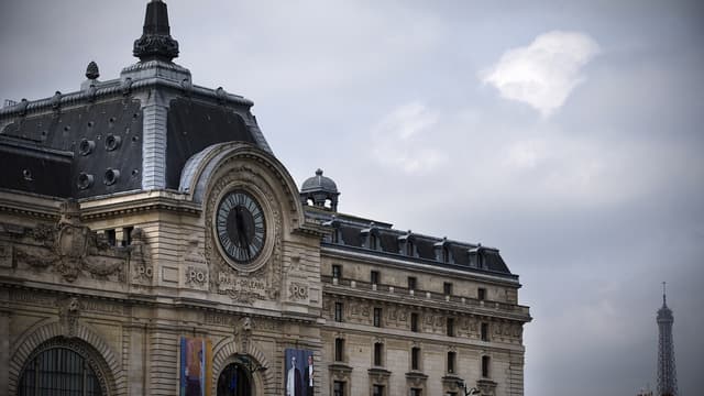 L'appel à la grève vise une initiative du ministère de la Culture qui souhaite ouvrir le musée d’Orsay sept jours sur sept à compter de novembre 2015, à l’instar du musée du Louvre et du château de Versailles.