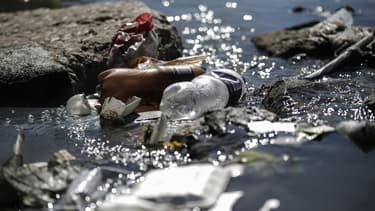 Des déchets plastiques sur les rives de la rivière Jukskei à Johannesburg, le 3 juin 2018 (Illustration)