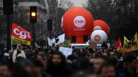 Des ballons des syndicats CGT et CFDT lors d'une manifestation contre la réforme des retraites, à la place de la Nation à Paris, le 11 février 2023