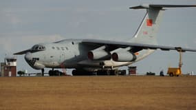 Un avion Iliouchine-76 chinois, ici ce samedi 22 mars à Bullsbrook en Australie, comme celui qui a repéré les nouveaux potentiels débris de l'avion lundi matin.