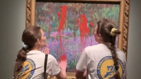 Des militants écologistes peignent un tableau de Monet