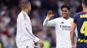 Endrick tout sourire en regardant Kylian Mbappé, le 23 février 2025