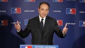 Les appels à annuler le débat sur la laïcité et l'islam, prévu par l'UMP la semaine prochaine, se multiplient et lézardent un peu plus une majorité ébranlée par son récent échec aux élections cantonales. Jean-François Copé, secrétaire général de l'UMP et