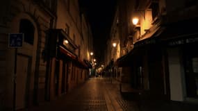 Pour enrayer la circulation du coronavirus en France, un couvre-feu de 21H00 à 6H00 a été décrété pour quatre semaines au moins dans huit métropoles, comme ici à Paris, le 17 octobre 2020
