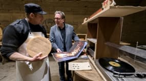 Le fromager Beat Wampfler et le directeur de la filière musique de la Haute école des arts de Berne Michael Harenberg s'entretiennent, le 19 octobre 2018 à Berthoud, en Suisse -