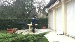 Des gendarmes inspectent une maison dans le cadre de l'Opération Tranquillité Vacances