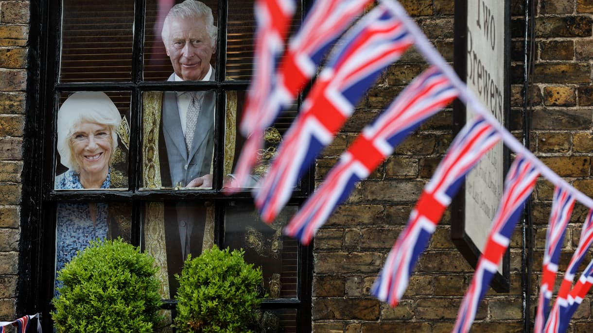 Des photos de la reine Camilla et du roi Charles III à la fenêtre d'un pub de Windsor (Royaume-Uni), le 6 mai 2023.