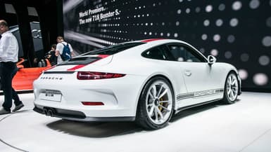 La 911R est l'une des stars de cette édition 2016 du Salon de Genève. Epurée, rapide et légère, elle constitue le rêve de tout puriste. 
