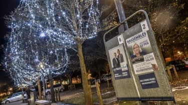 Panneaux électoraux avec les affiches pour le second tour le 10 décembre 2015 à Lille