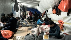 Des migrants se reposent à bord de l'"Ocean Viking" dans le golfe de Catane en mer Méditerranée dans les eaux internationales le 6 novembre 2022