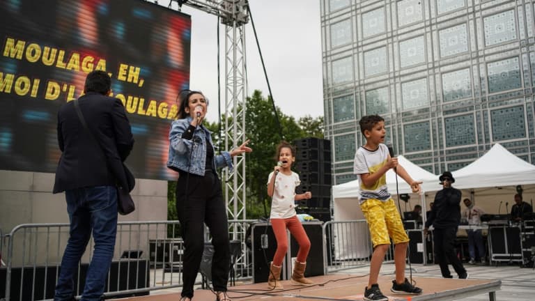 Une artiste et des enfants chantent sur scène lors de la Fête de la musique, le 21 juin 2020 à l'Institut du monde arabe à Paris  (photo d'illustration)