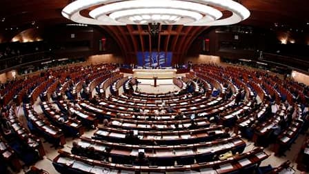 La délégation française à l'Assemblée parlementaire du Conseil de l'Europe, droite et gauche confondues, a fait front commun pour amender le contenu d'une résolution sur les Roms afin d'épargner Paris. /Photo prise le 7 octobre 2010/REUTERS/Vincent Kessle