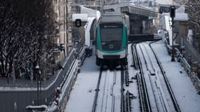 Le métro parisien couvert par la neige. 