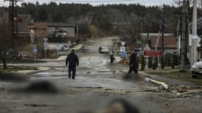 Des cadavres dans une rue de Boutcha, près de Kiev, le 2 avril 2022