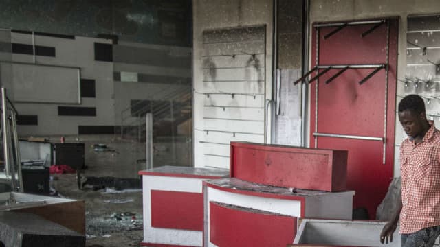 Un magasin pillé à Libreville le 1er septembre 2016