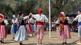 Une animation de danse folklorique et traditionnelle à la fête des Mai à Nice en 2022.