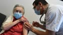 Une résidente d'un Epahd à Loos, dans le Nord, se fait vacciner le 28 décembre 2020